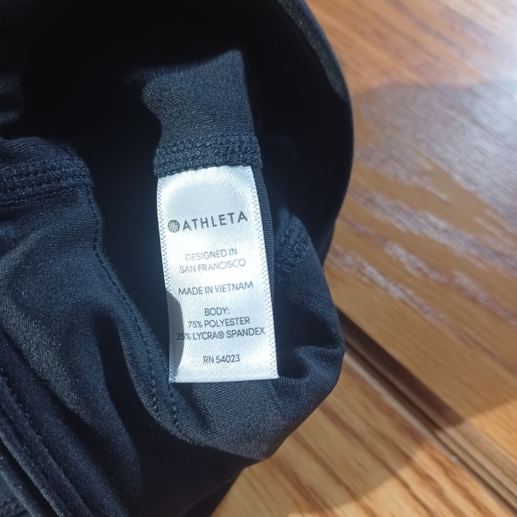 Athleta XS  Capri Legging Black Mesh On Back - Picture 4 of 4